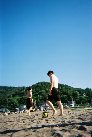 ビーチでバレーボール、夏だ！