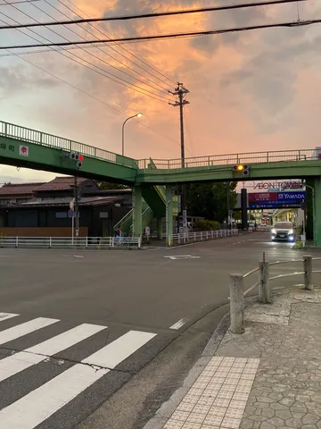夕焼けと交差点、時が止まる瞬間