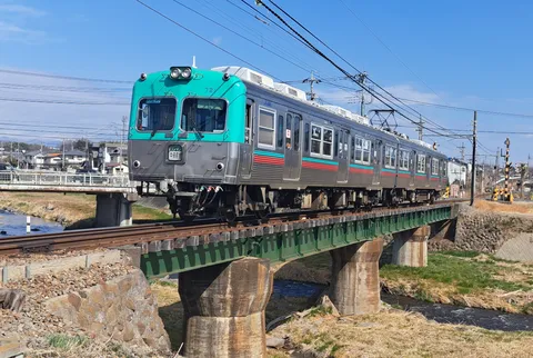 青空に映える橋上の電車