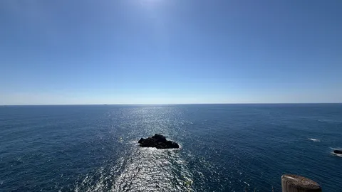 水平線へ光が揺れる海景