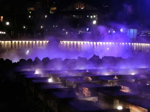 幻想的な夜の湯けむり