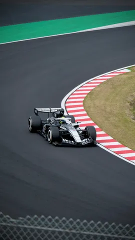 疾走するレーシングカー