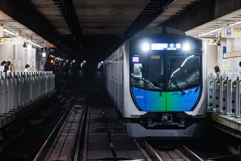 地下駅に響く光と影