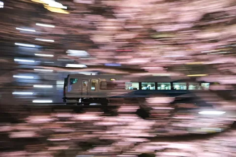 疾走する光のトンネル