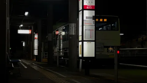 夜のバス停、静かな灯り