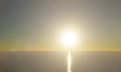 水平線に溶ける太陽