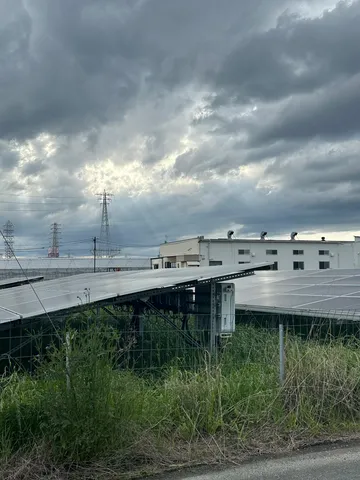雲間から光差すソーラーパーク