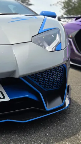 青い閃光を纏うスポーツカー