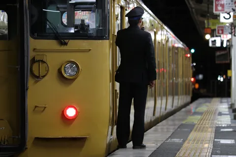 列車の灯り、見守る背中