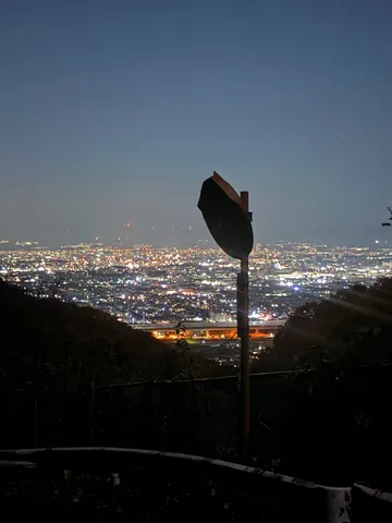 街の灯を見守る夜の鏡