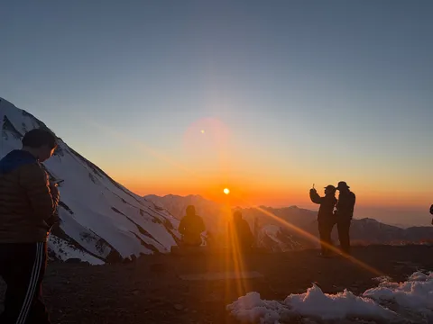 夜明けの峰々、静かなる時間
