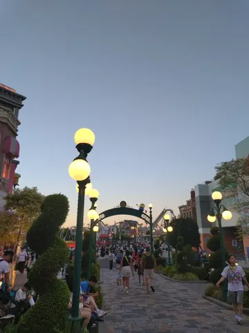 夕暮れ時のアミューズメントパーク、賑わいの瞬間