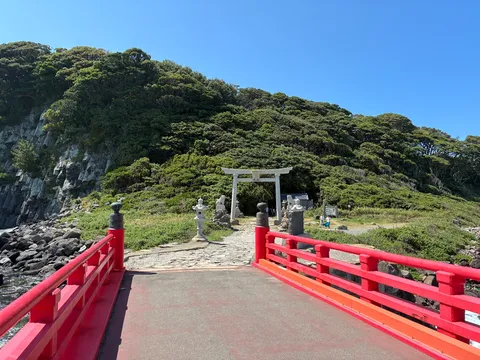 赤い橋が導く海辺の風景