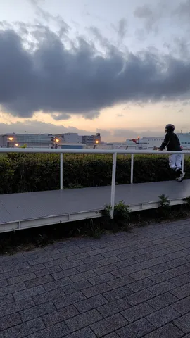 夕暮れ、滑走への誘い