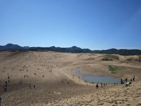 広大な砂丘に点在する人々