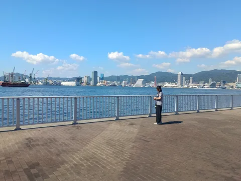 水辺の風景に佇む人影