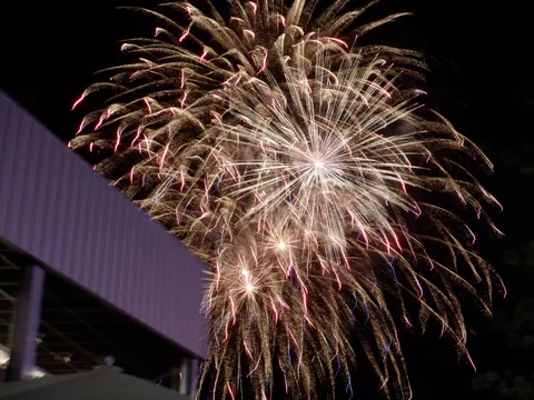 夜空を彩る、光の競演