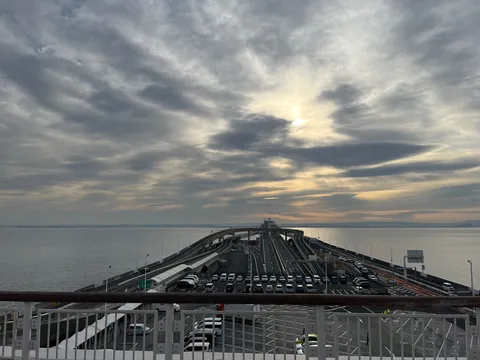 空と海に溶け込む橋