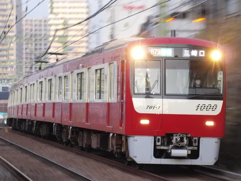都会を駆ける赤い疾風