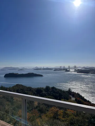 陽光きらめく海の眺め