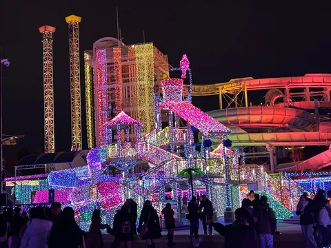 光の遊園地、夜の立体劇場