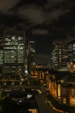 夜景に浮かぶ歴史的建造物
