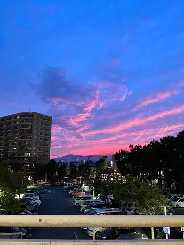 茜色の空と街の灯り