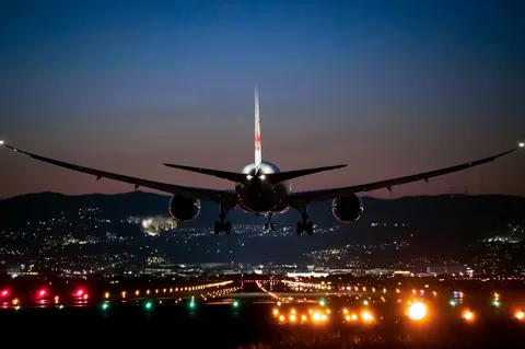 夜空に離陸する巨大な翼