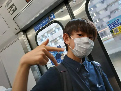 車窓と指差しの瞬間