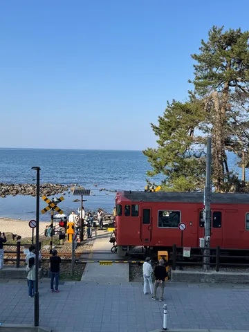 海辺の踏切、赤と青のコントラスト