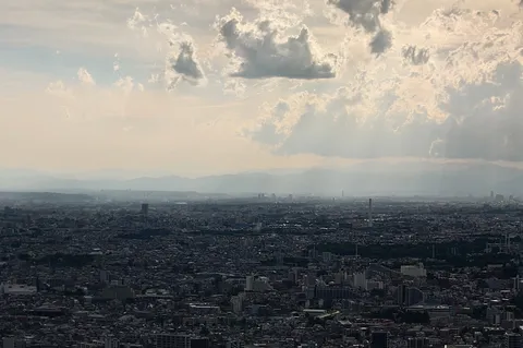 広がる街と光のカーテン