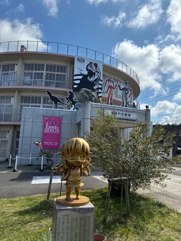 黄金のちびキャラと恐竜たちの遊園地