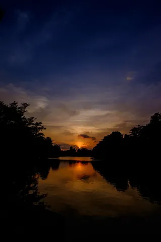 夕焼けに染まる水鏡
