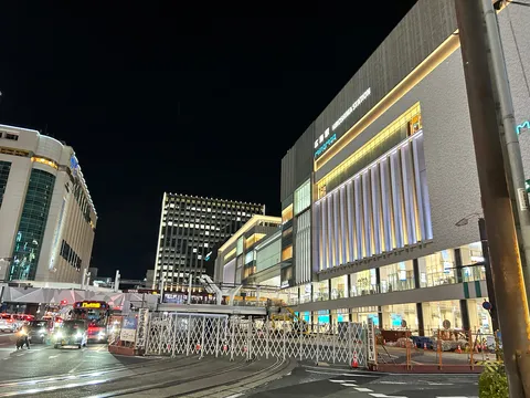 工事中の駅前、夜の賑わい