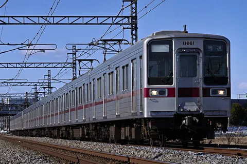 回送表示の列車が駆け抜ける