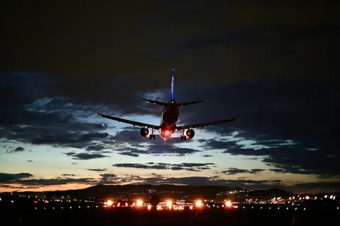 夜空へ伸びる機体の影