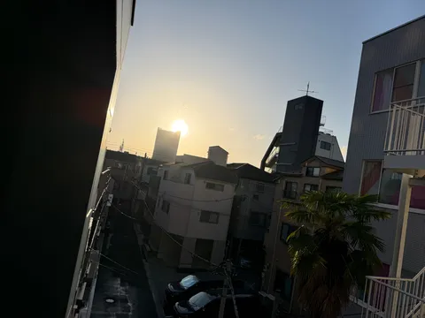 夕暮れの路地裏、都会の静寂