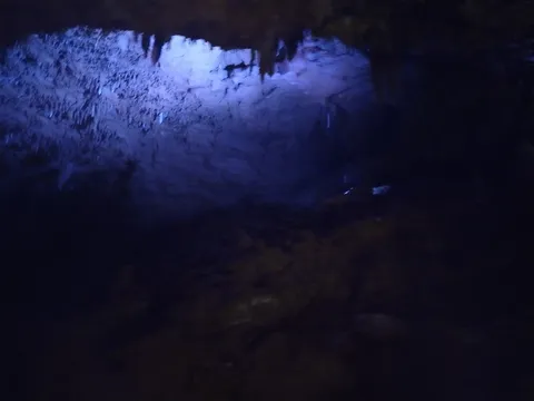 神秘的な洞窟の青い光