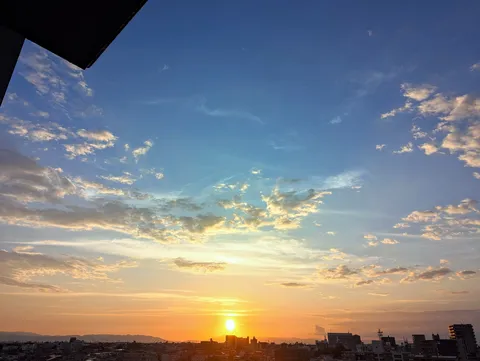 街並みに沈む、燃えるような空
