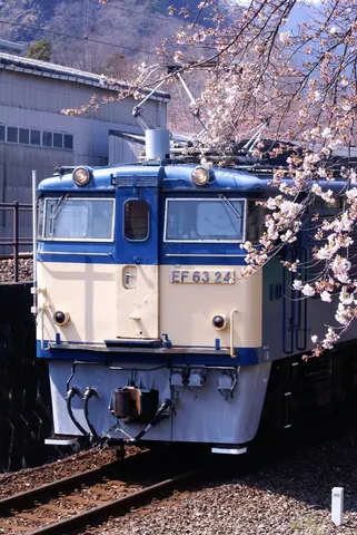 春を告げる青い鉄塊