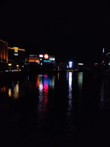 夜景と水のリフレクション