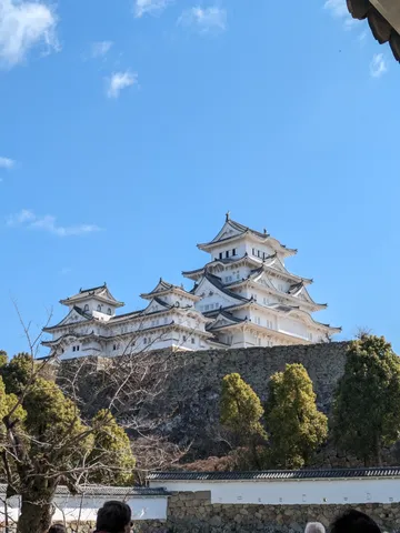 青空に映える白亜の城