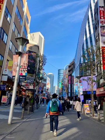 活気あふれる街並み、未来への一歩