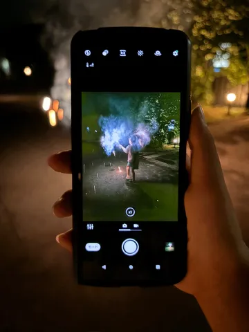 スマホ越しの夏の夜の光