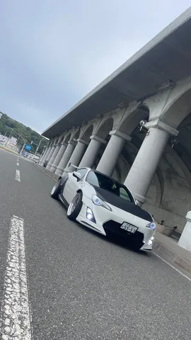 高架下を駆ける白い一台