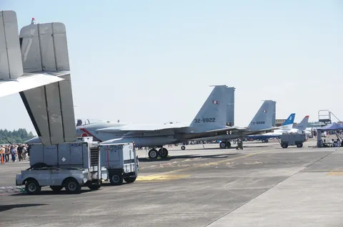 戦闘機が並ぶ、青空の下の航空祭