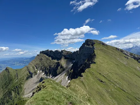 尾根を駆ける青空