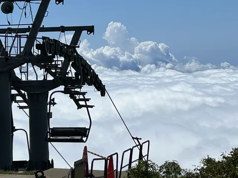 雲海とリフトが織りなす絶景