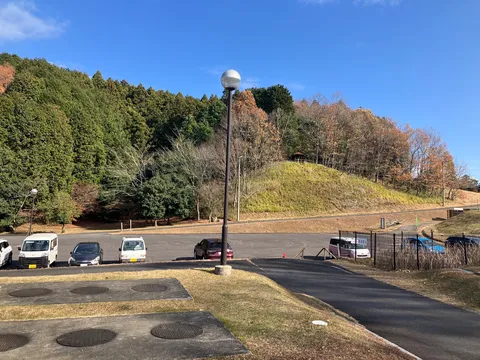 山と駐車場、車たちの日常