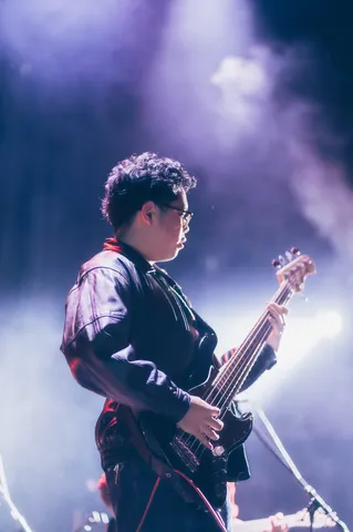 ステージに響くベースの音色